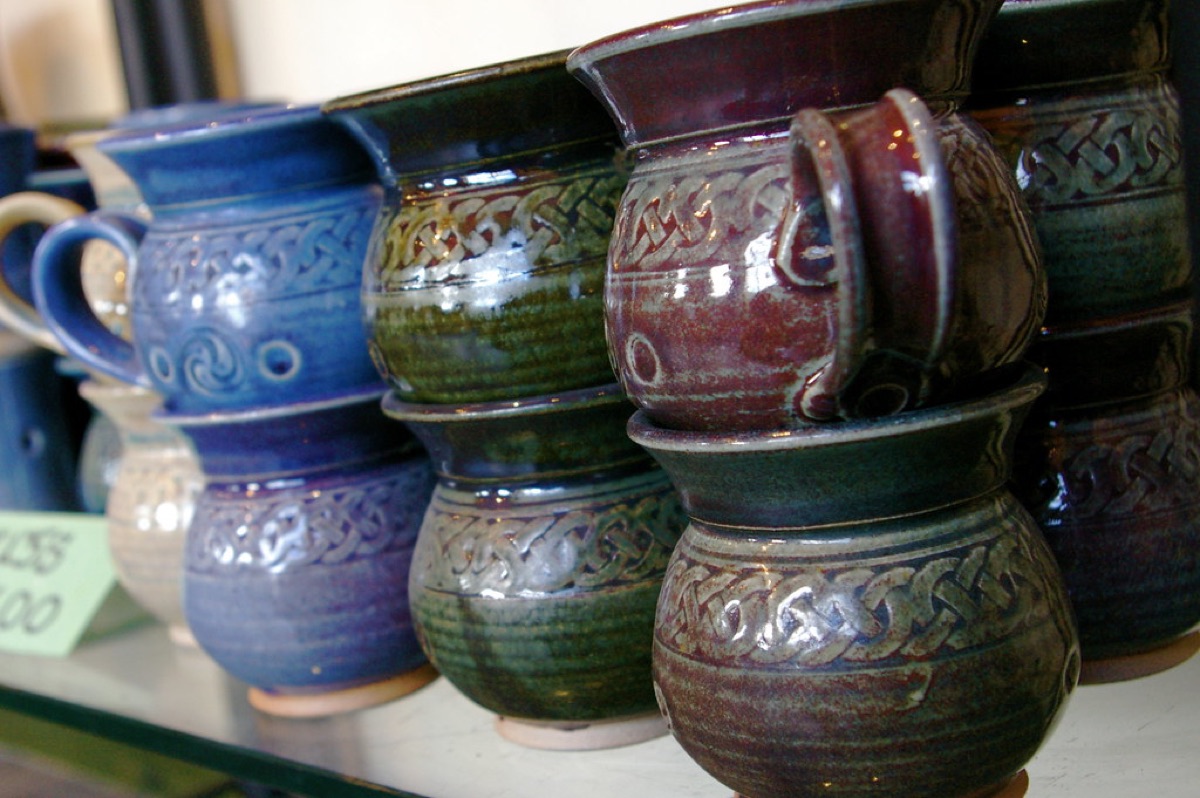 Caneca de cerâmica pintada à mão