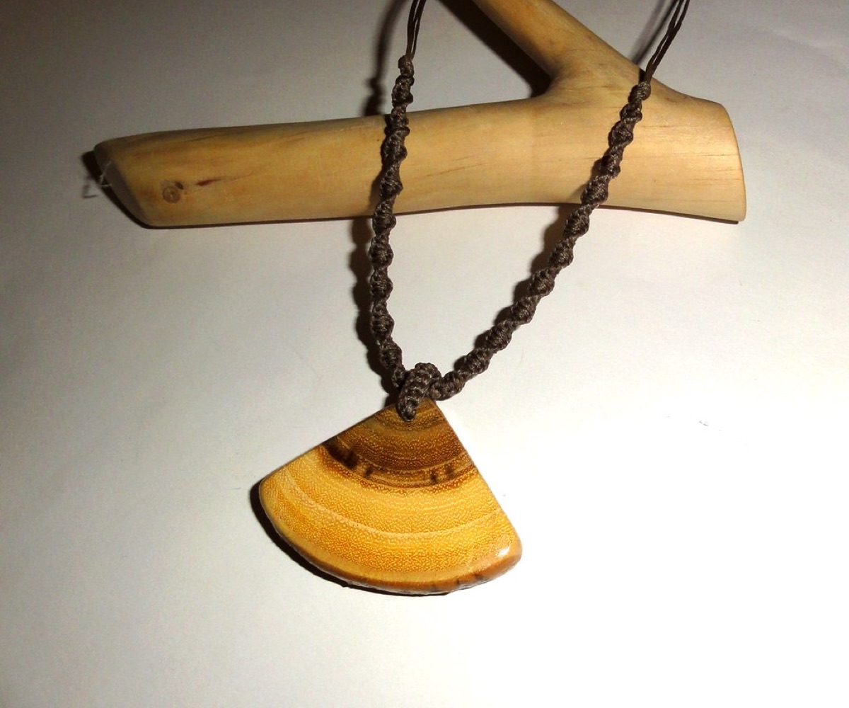 Colar de macramê com pedra bruta